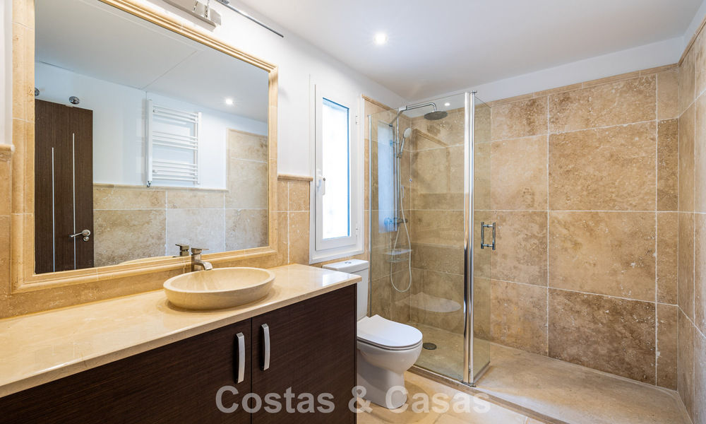 Elegant herenhuis met 4 slaapkamers te koop in een gated en beveiligde community van Nueva Andalucia, Marbella 792253