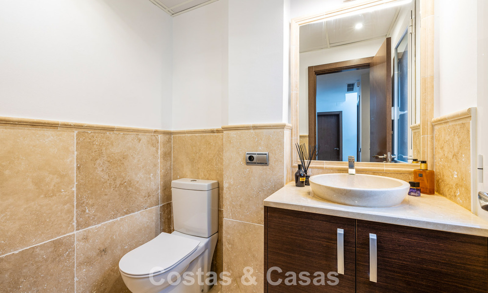Elegant herenhuis met 4 slaapkamers te koop in een gated en beveiligde community van Nueva Andalucia, Marbella 792255