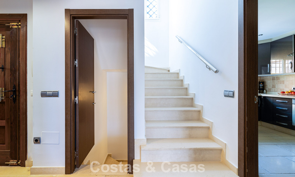 Elegant herenhuis met 4 slaapkamers te koop in een gated en beveiligde community van Nueva Andalucia, Marbella 792256