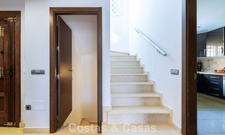 Elegant herenhuis met 4 slaapkamers te koop in een gated en beveiligde community van Nueva Andalucia, Marbella 792256 