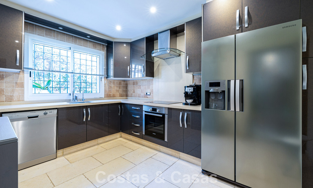 Elegant herenhuis met 4 slaapkamers te koop in een gated en beveiligde community van Nueva Andalucia, Marbella 792258