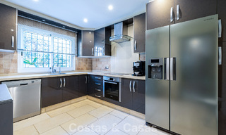Elegant herenhuis met 4 slaapkamers te koop in een gated en beveiligde community van Nueva Andalucia, Marbella 792258 