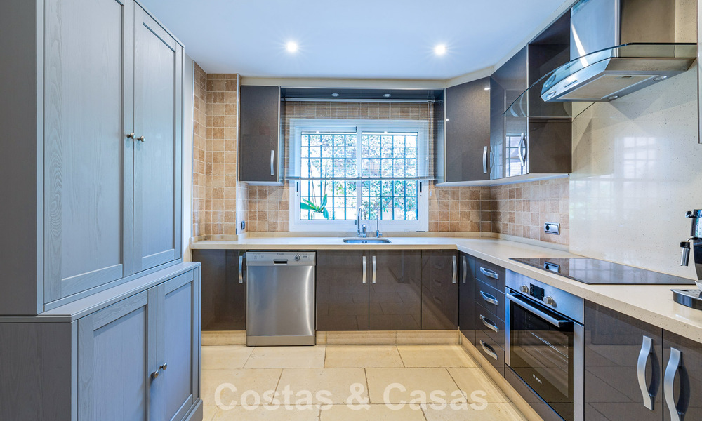 Elegant herenhuis met 4 slaapkamers te koop in een gated en beveiligde community van Nueva Andalucia, Marbella 792259