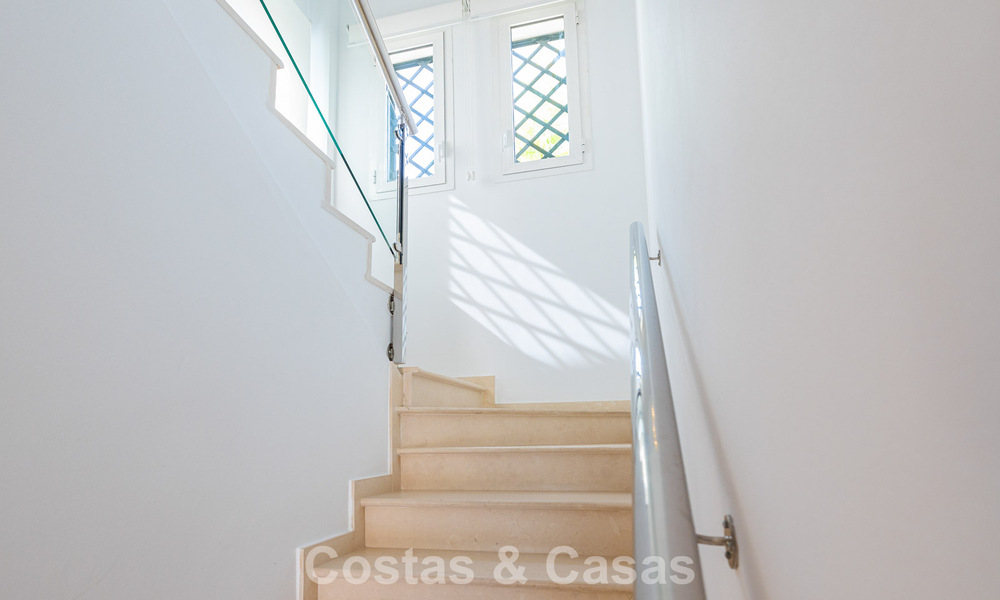 Elegant herenhuis met 4 slaapkamers te koop in een gated en beveiligde community van Nueva Andalucia, Marbella 792260