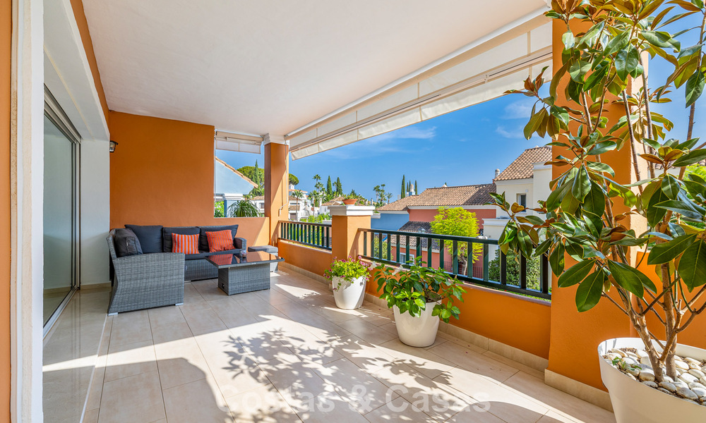 Elegant herenhuis met 4 slaapkamers te koop in een gated en beveiligde community van Nueva Andalucia, Marbella 792263