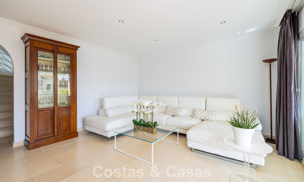 Elegant herenhuis met 4 slaapkamers te koop in een gated en beveiligde community van Nueva Andalucia, Marbella 792265