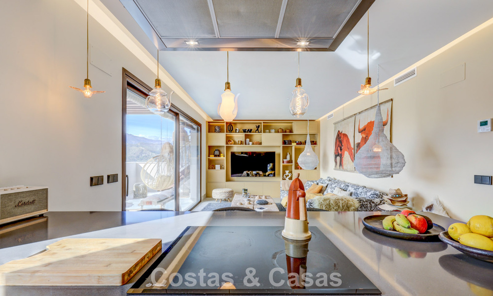 Modern penthouse te koop met panoramische uitzichten op zee en het Istán-meer, net boven Marbella’s Golden Mile 792273