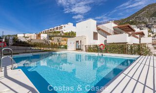 Modern penthouse te koop met panoramische uitzichten op zee en het Istán-meer, net boven Marbella’s Golden Mile 792276 