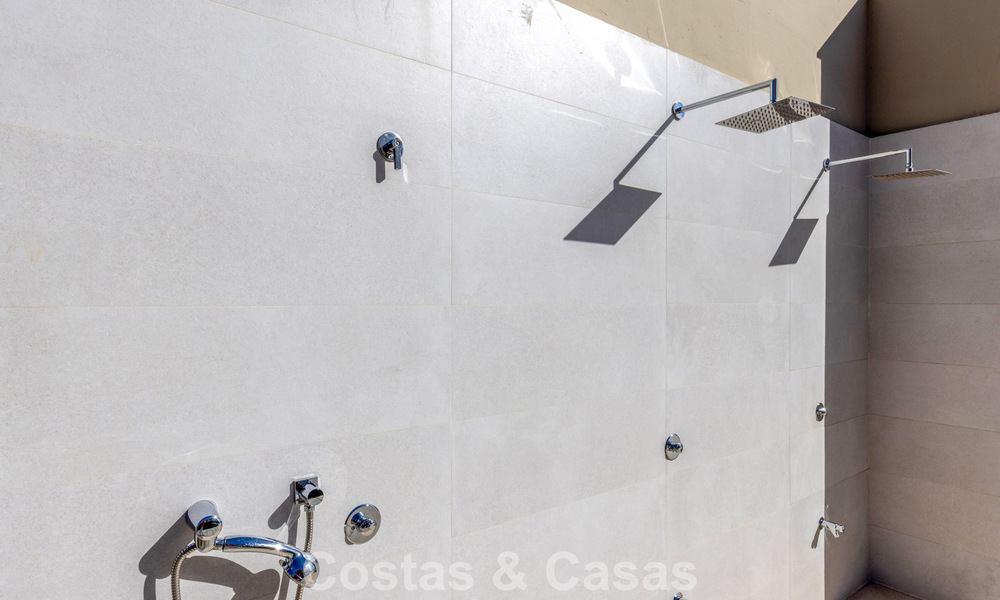 Modern penthouse te koop met panoramische uitzichten op zee en het Istán-meer, net boven Marbella’s Golden Mile 792278