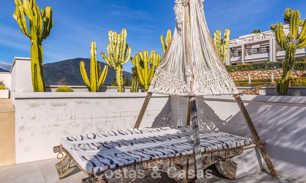 Modern penthouse te koop met panoramische uitzichten op zee en het Istán-meer, net boven Marbella’s Golden Mile 792287