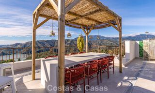 Modern penthouse te koop met panoramische uitzichten op zee en het Istán-meer, net boven Marbella’s Golden Mile 792290 