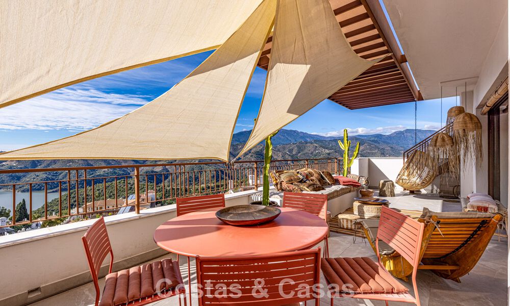 Modern penthouse te koop met panoramische uitzichten op zee en het Istán-meer, net boven Marbella’s Golden Mile 792300