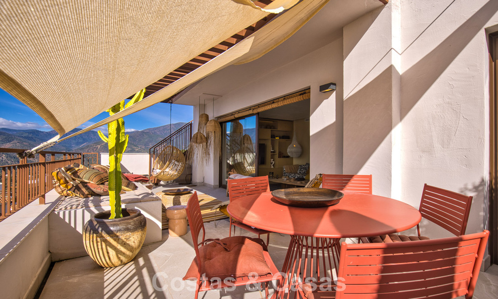 Modern penthouse te koop met panoramische uitzichten op zee en het Istán-meer, net boven Marbella’s Golden Mile 792302