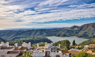 Modern penthouse te koop met panoramische uitzichten op zee en het Istán-meer, net boven Marbella’s Golden Mile 792305 