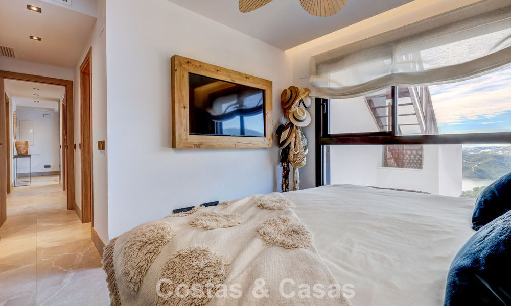 Modern penthouse te koop met panoramische uitzichten op zee en het Istán-meer, net boven Marbella’s Golden Mile 792311