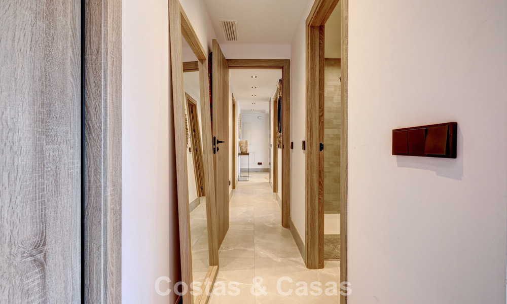 Modern penthouse te koop met panoramische uitzichten op zee en het Istán-meer, net boven Marbella’s Golden Mile 792312