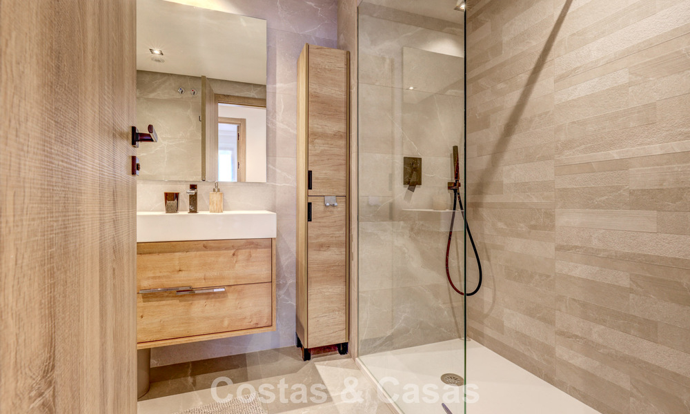 Modern penthouse te koop met panoramische uitzichten op zee en het Istán-meer, net boven Marbella’s Golden Mile 792315