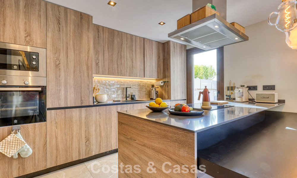 Modern penthouse te koop met panoramische uitzichten op zee en het Istán-meer, net boven Marbella’s Golden Mile 792322