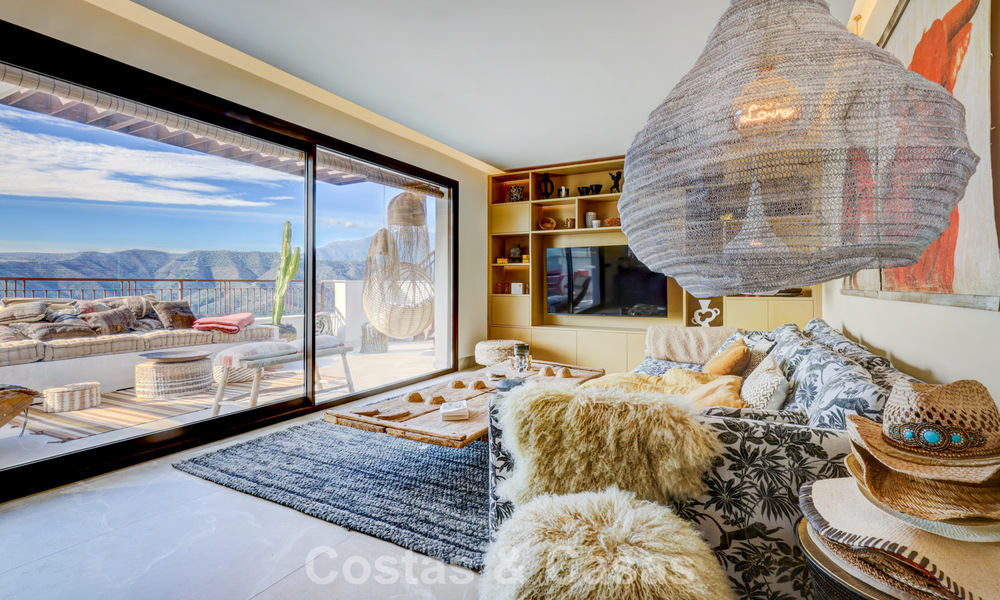 Modern penthouse te koop met panoramische uitzichten op zee en het Istán-meer, net boven Marbella’s Golden Mile 792323
