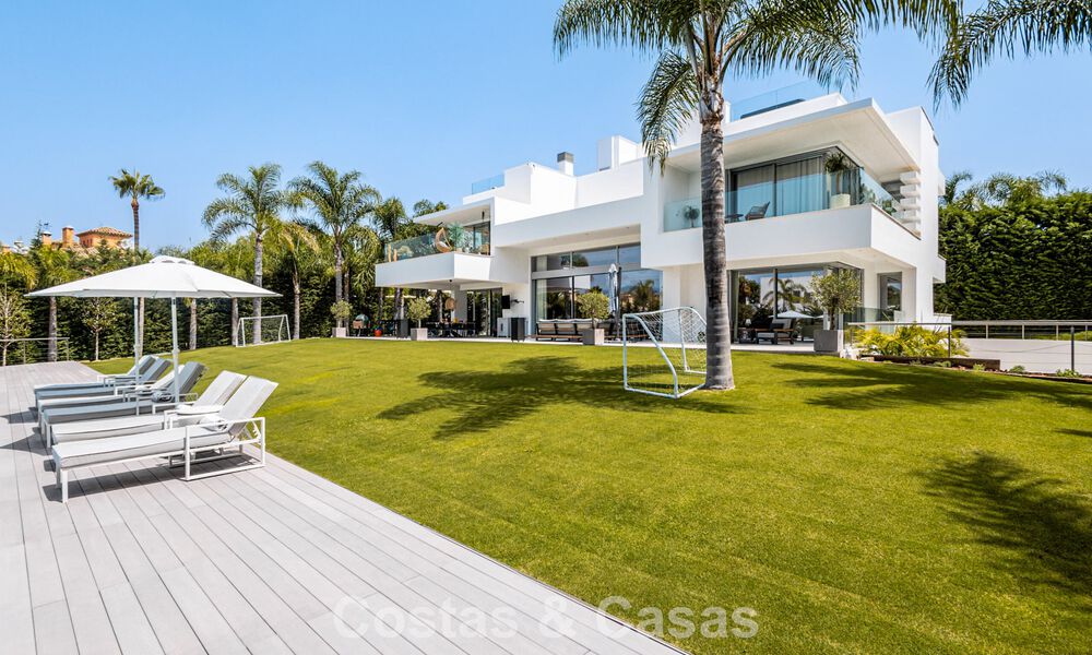 Instapklare, modernistische designvilla te koop, op loopafstand van het strand en voorzieningen in Guadalmina Baja, Marbella 792350