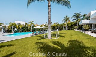 Instapklare, modernistische designvilla te koop, op loopafstand van het strand en voorzieningen in Guadalmina Baja, Marbella 792378 