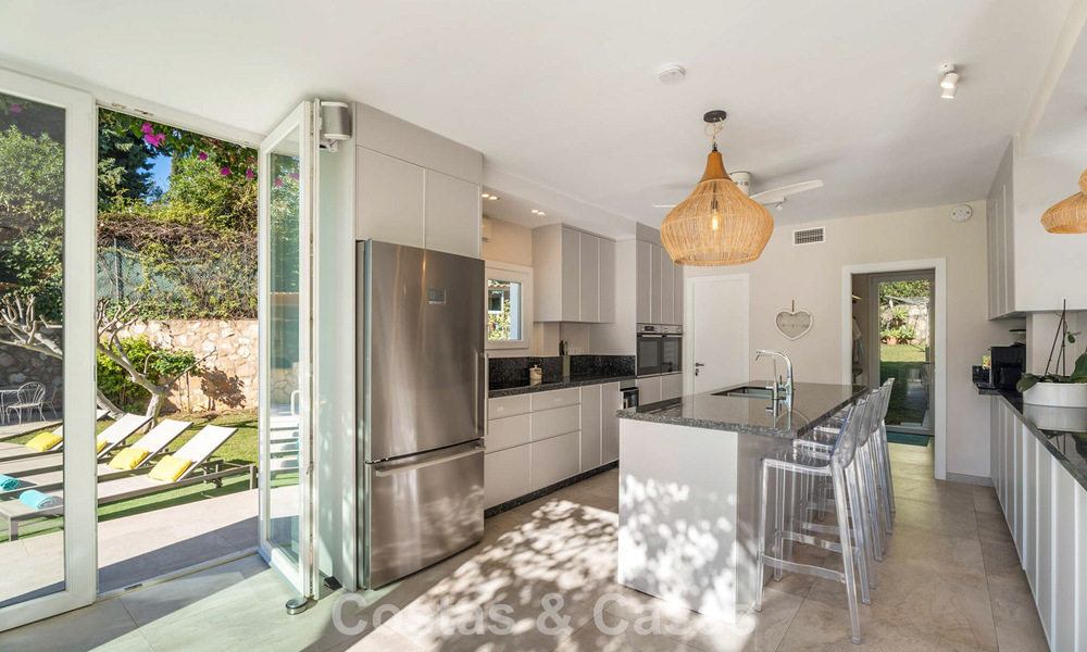 Prachtig gerenoveerde luxevilla met tijdloze Andalusische architectuur te koop aan de oostkant van Marbella 792402