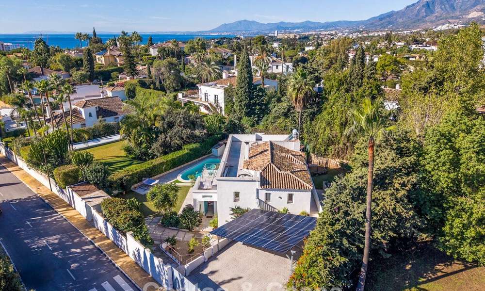 Prachtig gerenoveerde luxevilla met tijdloze Andalusische architectuur te koop aan de oostkant van Marbella 792405