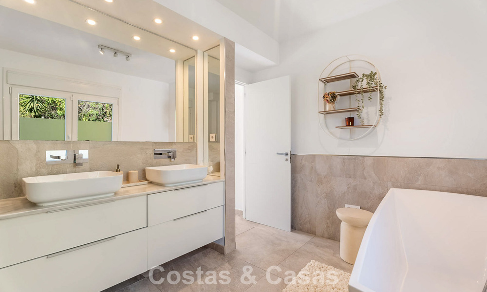 Prachtig gerenoveerde luxevilla met tijdloze Andalusische architectuur te koop aan de oostkant van Marbella 792417