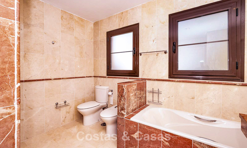 Ruim appartement te koop met 4 slaapkamers in een beachside complex op de New Golden Mile tussen Marbella en Estepona 792475