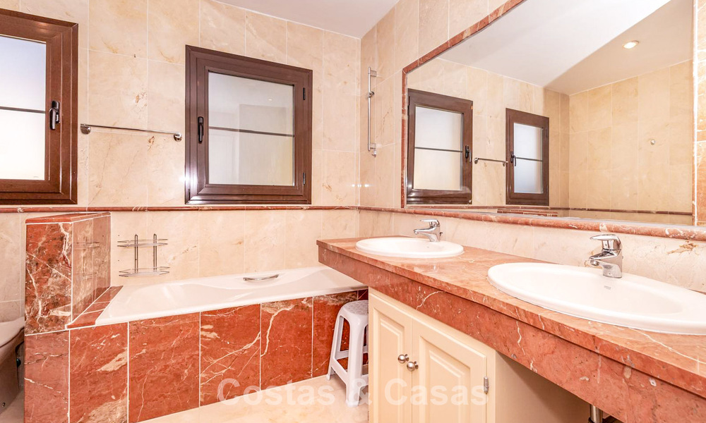 Ruim appartement te koop met 4 slaapkamers in een beachside complex op de New Golden Mile tussen Marbella en Estepona 792476