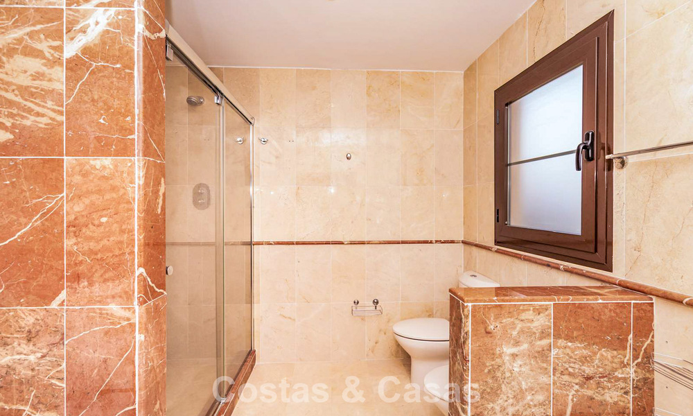 Ruim appartement te koop met 4 slaapkamers in een beachside complex op de New Golden Mile tussen Marbella en Estepona 792477