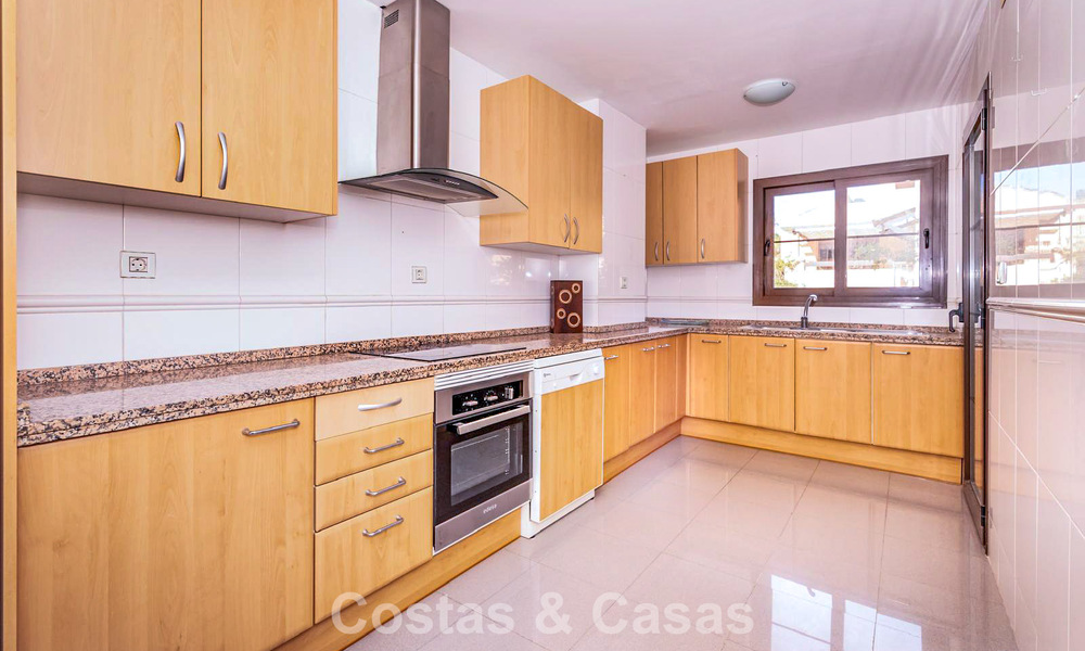 Ruim appartement te koop met 4 slaapkamers in een beachside complex op de New Golden Mile tussen Marbella en Estepona 792480