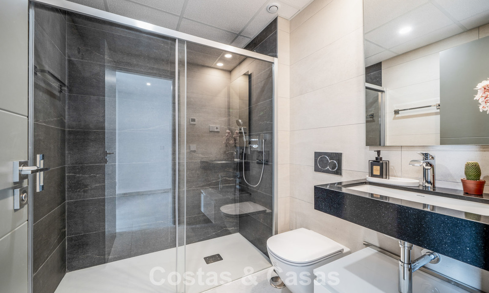 Gloednieuw, modern penthouse met ruim solarium te koop in een gated complex in Benahavis - Marbella 792569