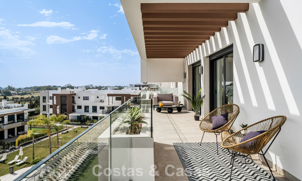 Gloednieuw, modern penthouse met ruim solarium te koop in een gated complex in Benahavis - Marbella 792581