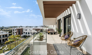 Gloednieuw, modern penthouse met ruim solarium te koop in een gated complex in Benahavis - Marbella 792581 