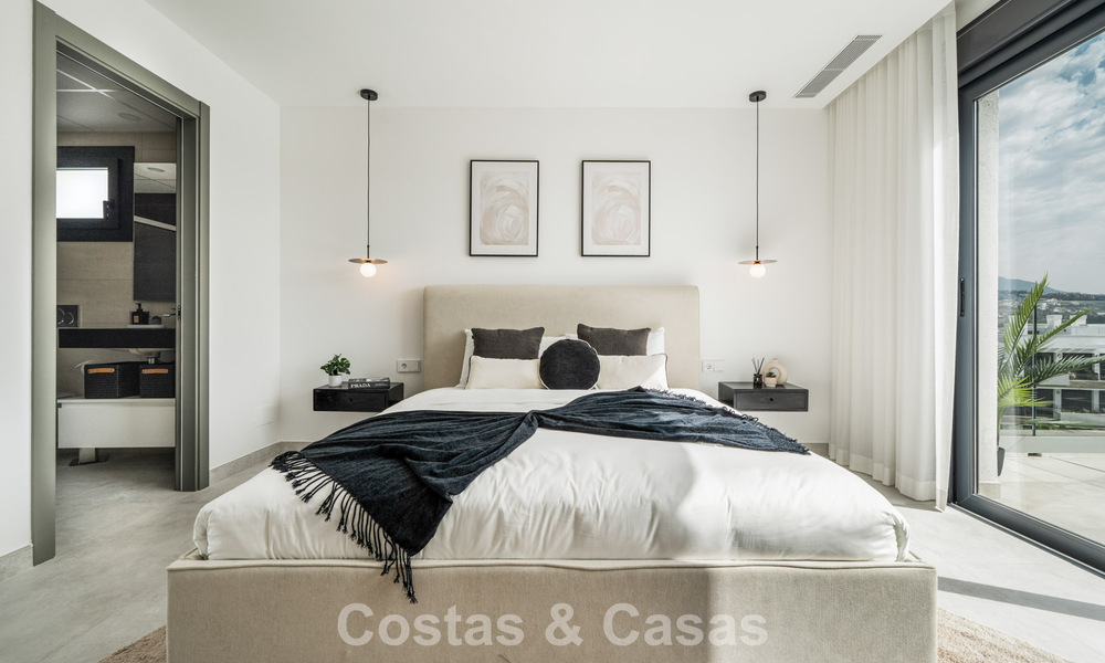 Gloednieuw, modern penthouse met ruim solarium te koop in een gated complex in Benahavis - Marbella 792584