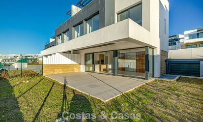 Instapklaar, gloednieuw herenhuis met hedendaagse bouwstijl te koop op de New Golden Mile tussen Marbella en Estepona 792591