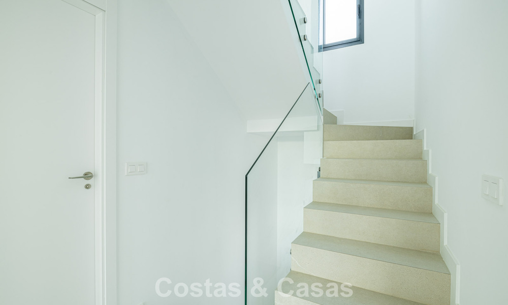 Instapklaar, gloednieuw herenhuis met hedendaagse bouwstijl te koop op de New Golden Mile tussen Marbella en Estepona 792602