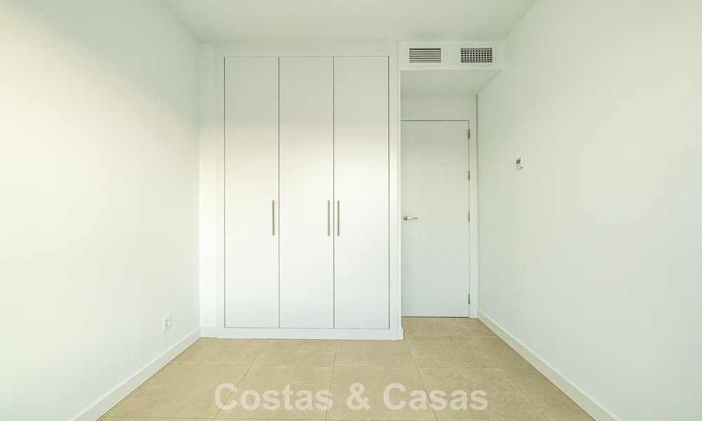 Instapklaar, gloednieuw herenhuis met hedendaagse bouwstijl te koop op de New Golden Mile tussen Marbella en Estepona 792605