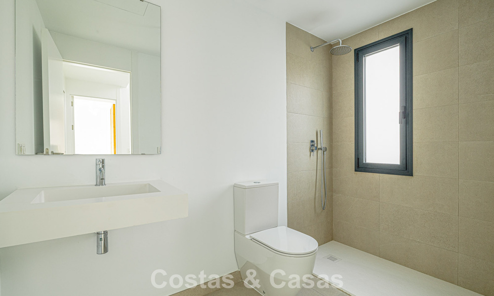 Instapklaar, gloednieuw herenhuis met hedendaagse bouwstijl te koop op de New Golden Mile tussen Marbella en Estepona 792607