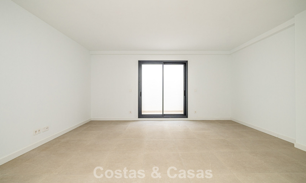 Instapklaar, gloednieuw herenhuis met hedendaagse bouwstijl te koop op de New Golden Mile tussen Marbella en Estepona 792608