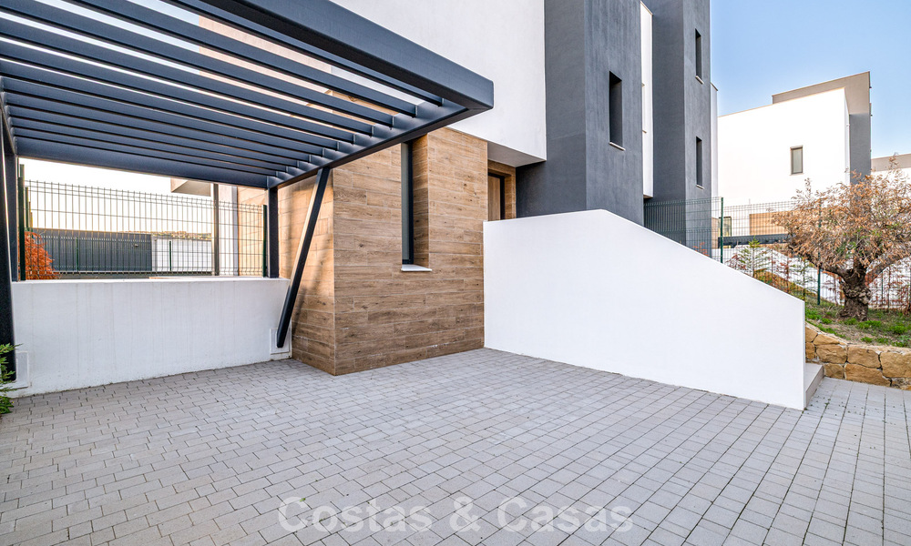 Instapklaar, gloednieuw herenhuis met hedendaagse bouwstijl te koop op de New Golden Mile tussen Marbella en Estepona 792612