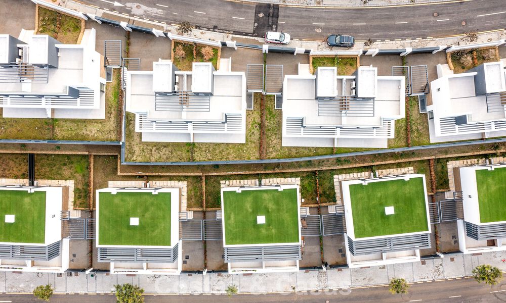 Instapklaar, gloednieuw herenhuis met hedendaagse bouwstijl te koop op de New Golden Mile tussen Marbella en Estepona 792620