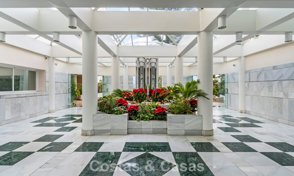 Zeer ruim duplex penthouse te koop op enkele stappen van alle voorzieningen in het centrum van San Pedro, Marbella 792700