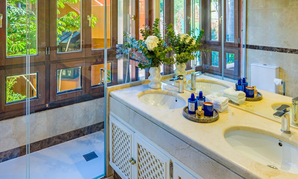 Schitterend, gelijkvloers appartement met 4 slaapkamers te koop in Nueva Andalucia, Marbella 792958