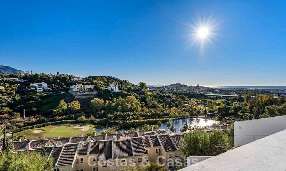 Prachtig gerenoveerd penthouse met ruim dakterras te koop in La Quinta golfresort, Benahavís - Marbella 792986
