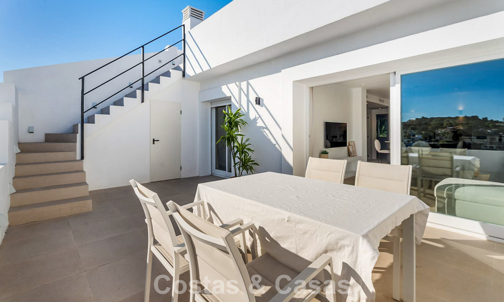 Prachtig gerenoveerd penthouse met ruim dakterras te koop in La Quinta golfresort, Benahavís - Marbella 792987