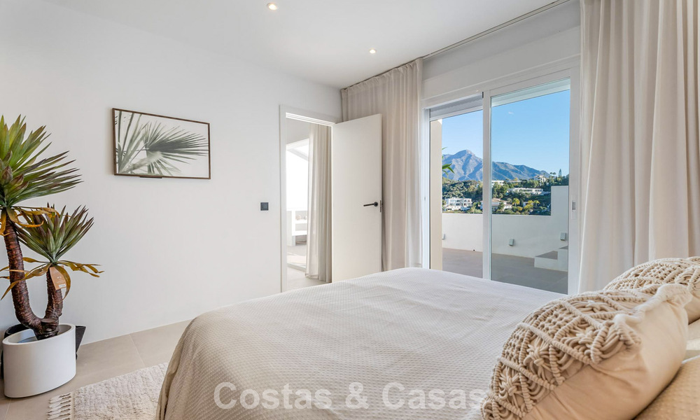 Prachtig gerenoveerd penthouse met ruim dakterras te koop in La Quinta golfresort, Benahavís - Marbella 792994