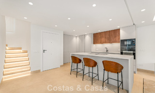 Ruim, eigentijds gerenoveerd herenhuis te koop in een eerstelijnsstrand complex tussen Marbella en Estepona 793059 