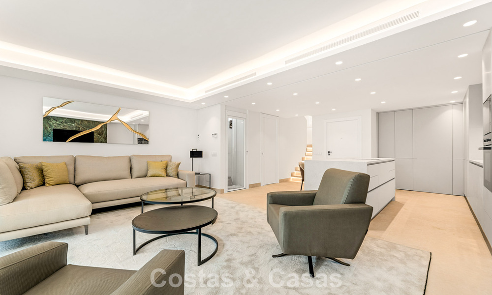 Ruim, eigentijds gerenoveerd herenhuis te koop in een eerstelijnsstrand complex tussen Marbella en Estepona 793061